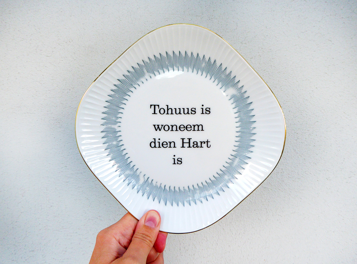 Wandteller Herr Fuchs Typo Tohuus Gold/ Grau-Mint eckig plattdeutsch Grafisches Muster