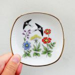 Wandteller Schwalbe vintage Herr Fuchs Deko mini gold 10cm Blumen eckig