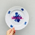 Wandteller Typo moin. vintage Herr Fuchs Teller neonpink blau 19cm Blumen