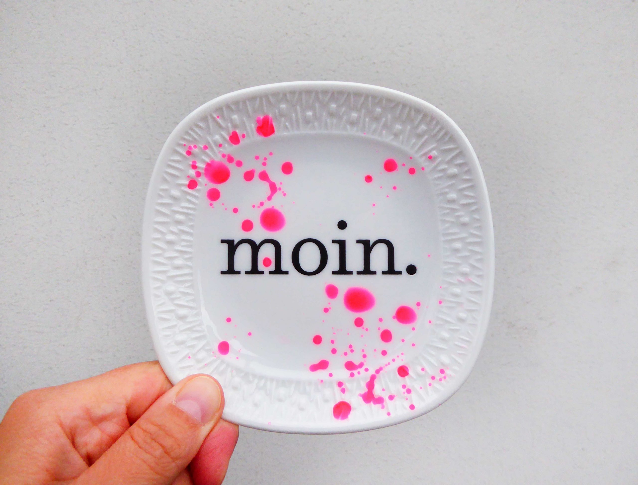 Wandteller moin. Typo Herr Fuchs mini 12cm neon Punkte Kleckse pink eckig vintage