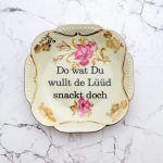 Wandteller Do wat du wullt Typo Herr Fuchs mini 12cm Blumen eckig vintage