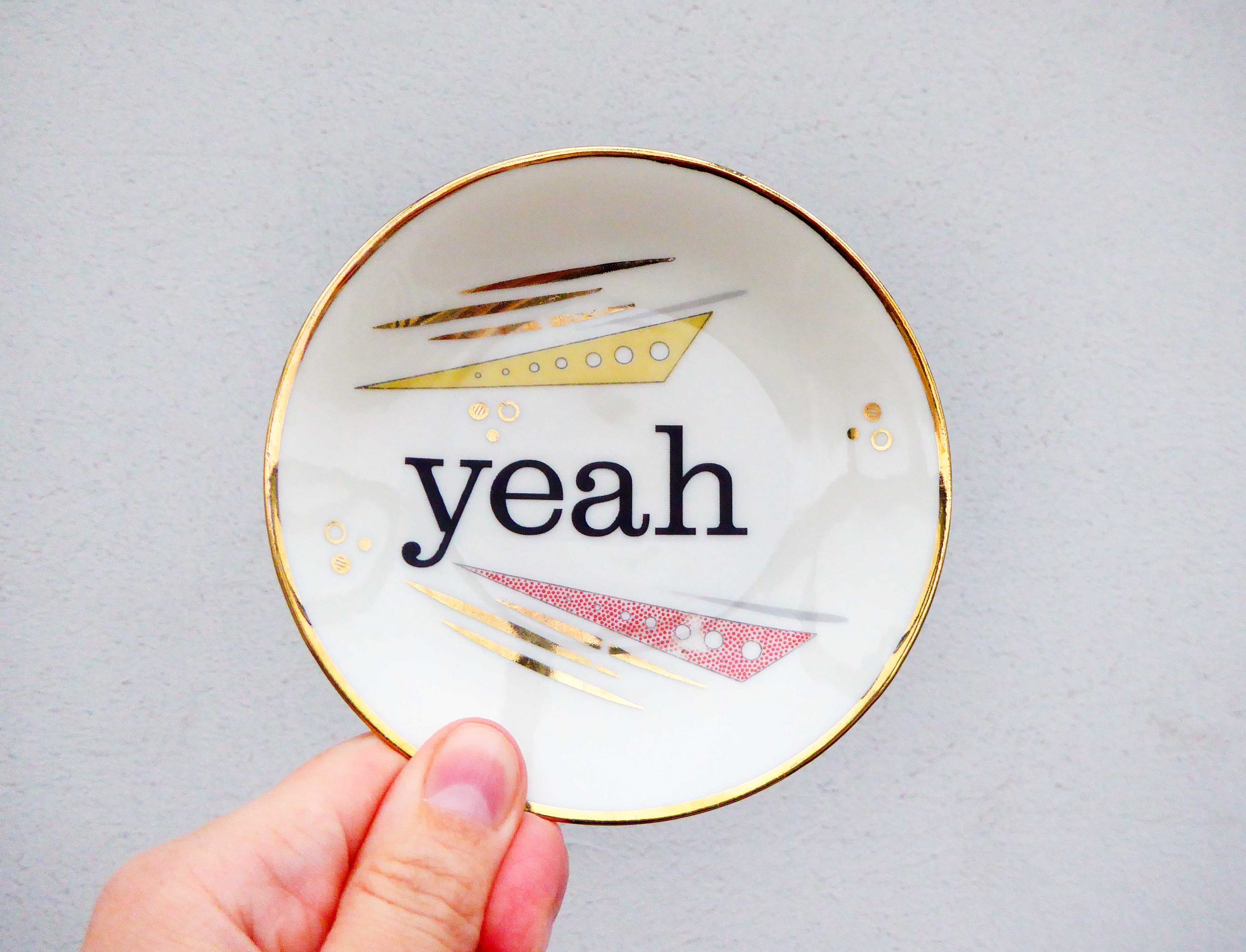 Wandteller Herr Fuchs Typo yeah Gold mini gelb/rot Punkte Muster 10cm vintage