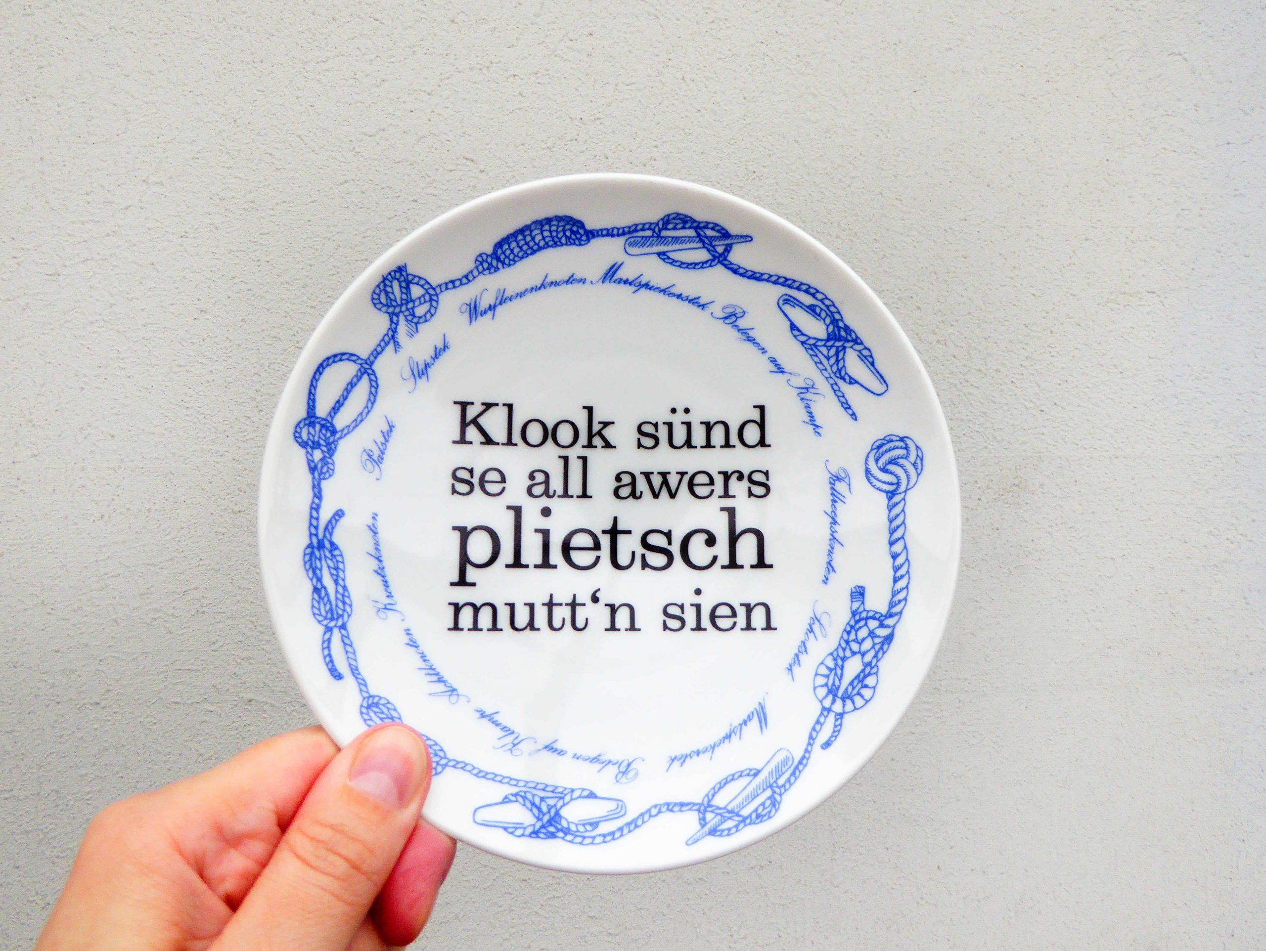 Wandteller plietsch Typo Herr Fuchs mini 15cm blau Seemannsknoten Knoten plattdeutsch vintage – Bild 2