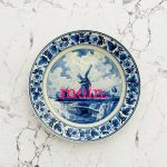 Wandteller moin. Typo Herr Fuchs Muster Blau Neonpink 17cm Mühle Delfter