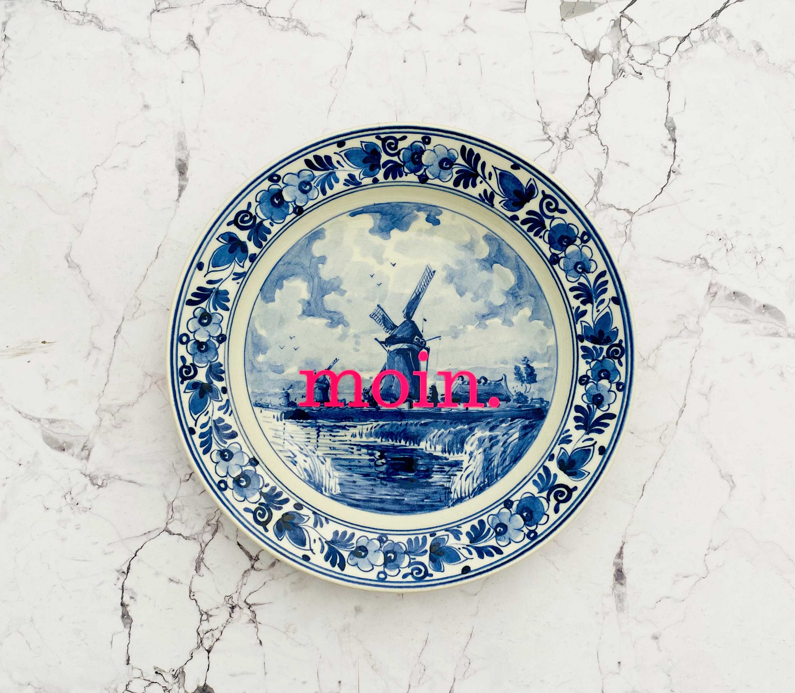 Wandteller moin. Typo Herr Fuchs Muster Blau Neonpink 17cm Mühle Delfter