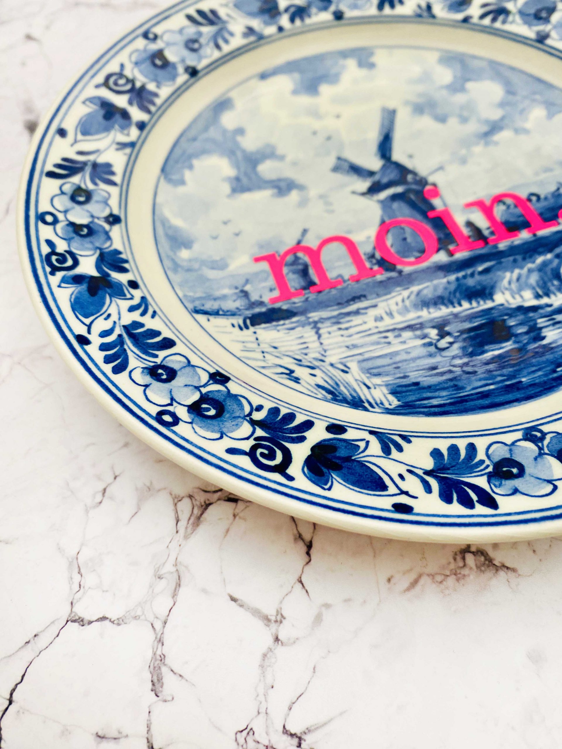 Wandteller moin. Typo Herr Fuchs Muster Blau Neonpink 17cm Mühle Delfter – Bild 2