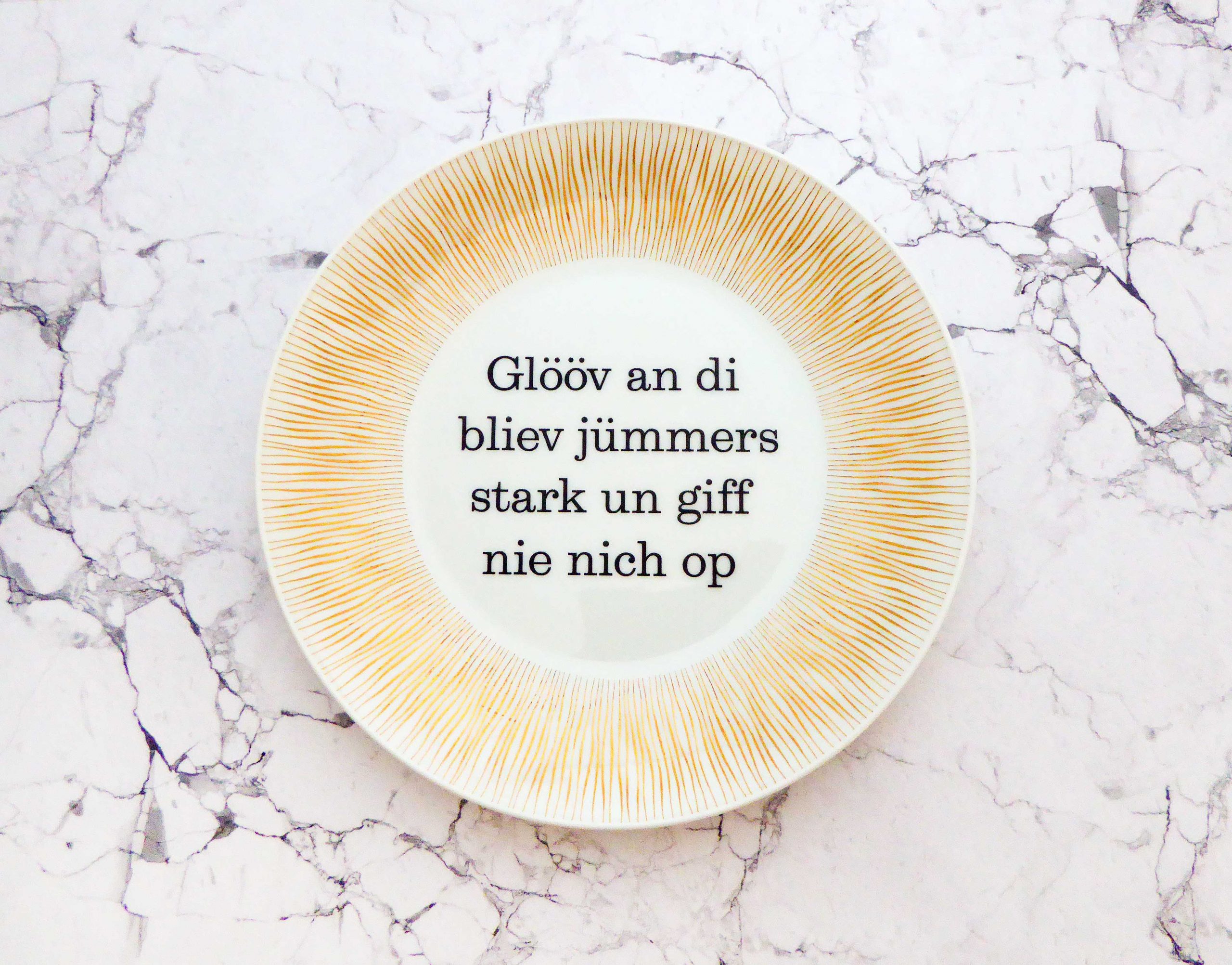 Wandteller Typo Glööv an di vintage Herr Fuchs Teller Streifen plattdeutsch gold 19cm