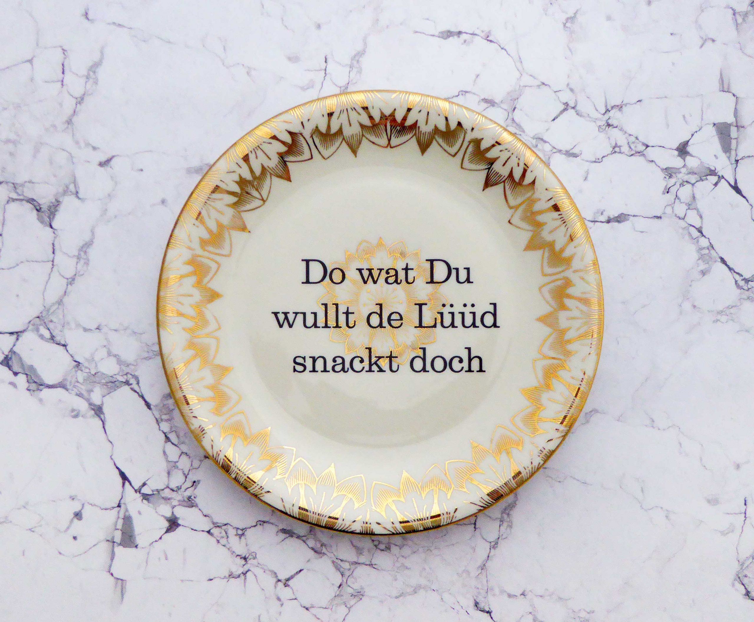 Wandteller Typo Do wat du wullt vintage Herr Fuchs Teller Gold Muster 19cm plattdeutsch