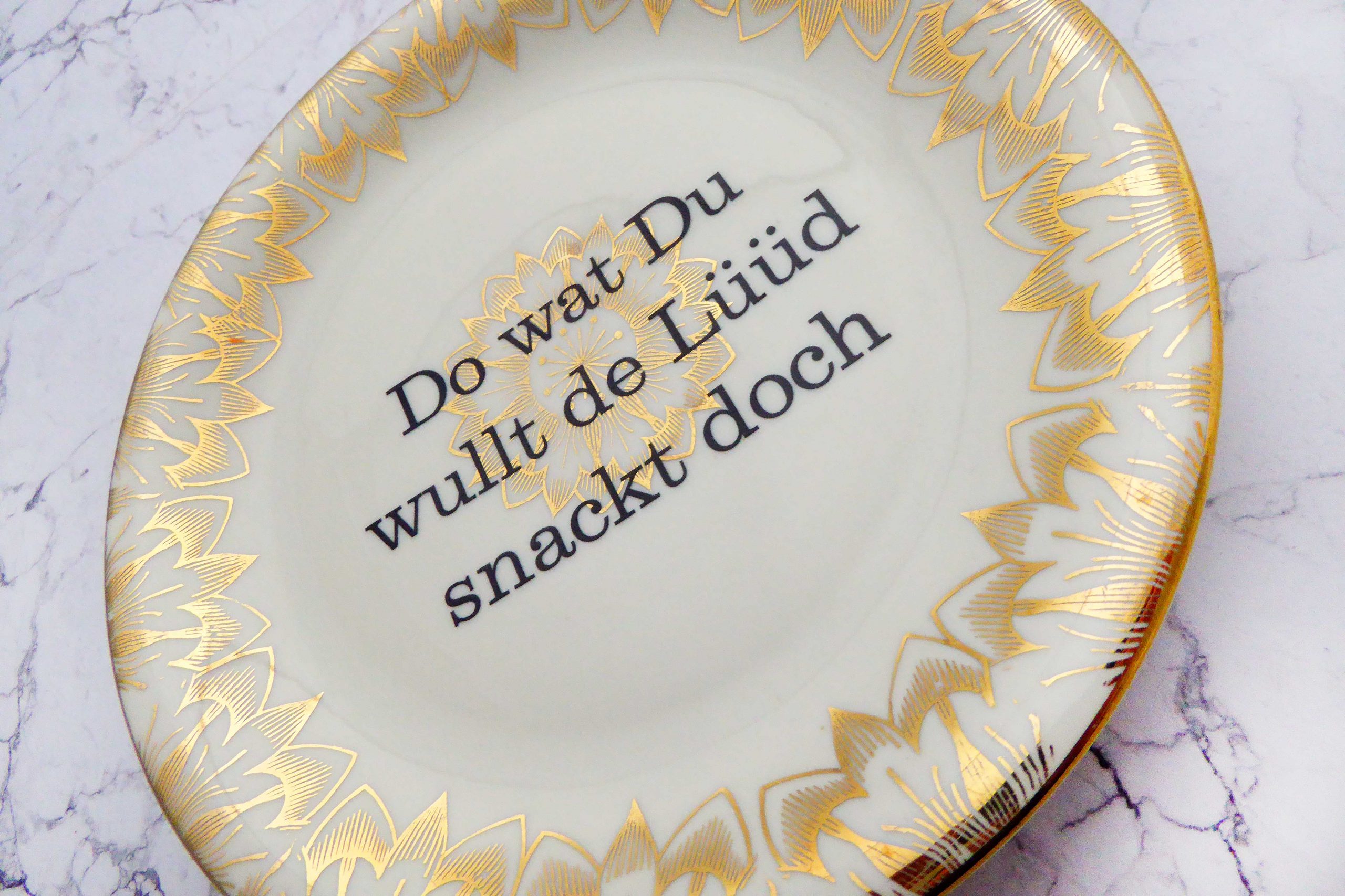 Wandteller Typo Do wat du wullt vintage Herr Fuchs Teller Gold Muster 19cm plattdeutsch – Bild 2