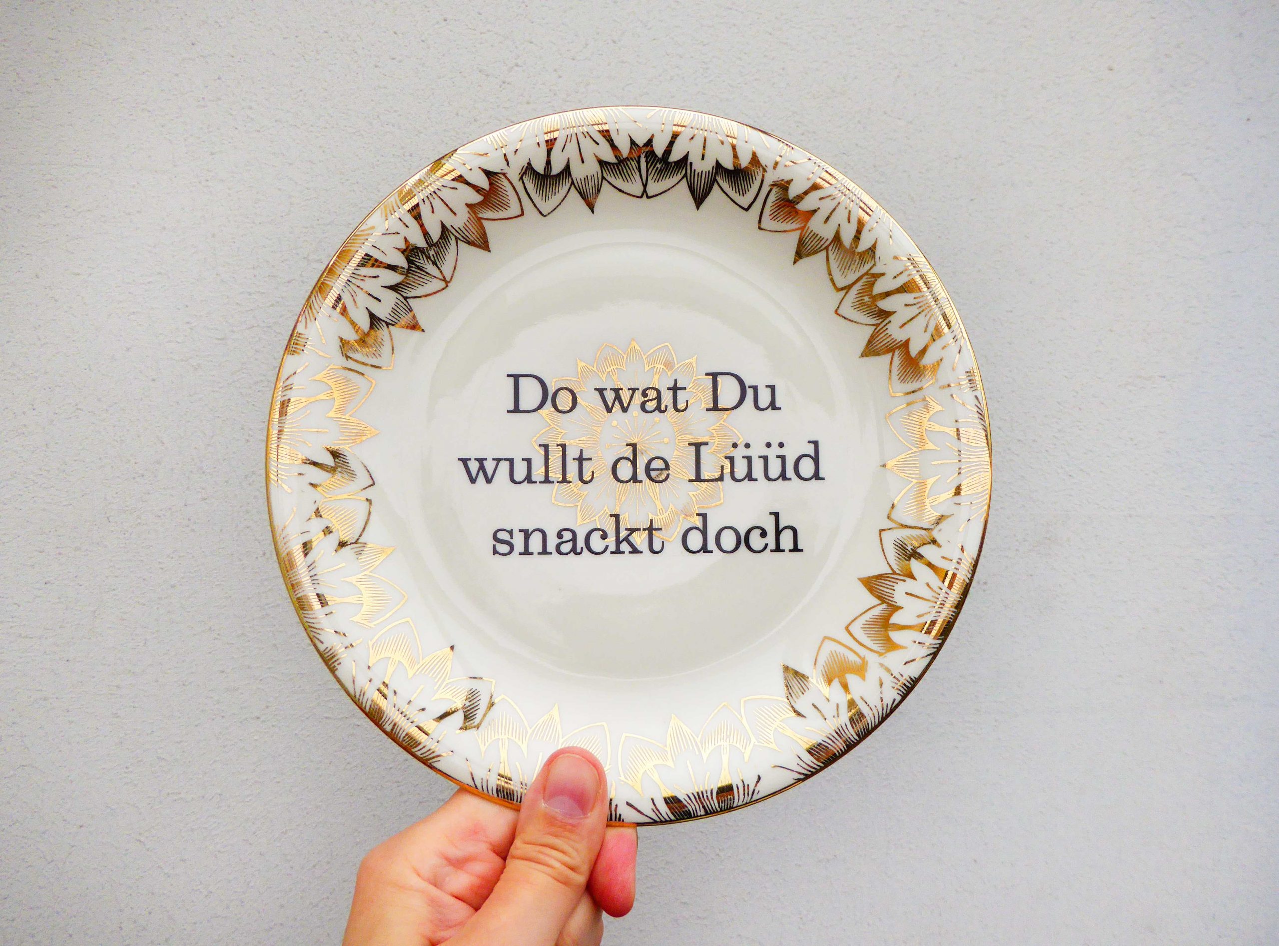Wandteller Typo Do wat du wullt vintage Herr Fuchs Teller Gold Muster 19cm plattdeutsch – Bild 3