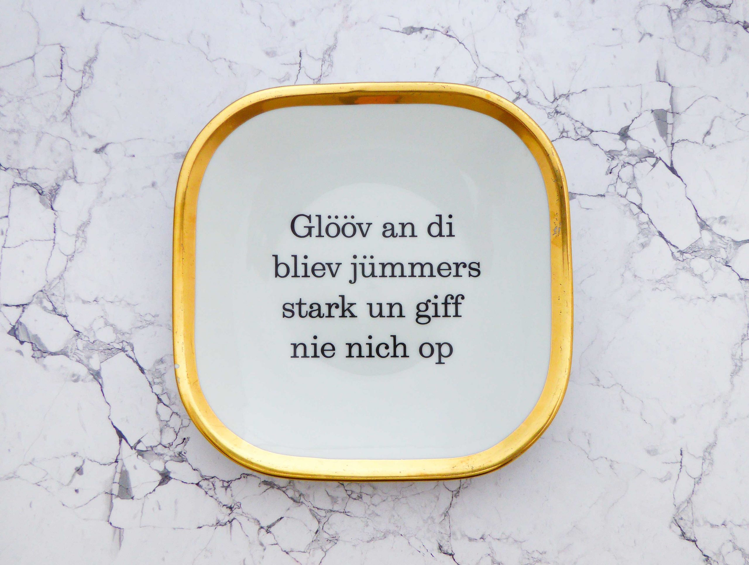 Wandteller Typo Glööv an di vintage Herr Fuchs Teller eckig Gold plattdeutsch 20cm