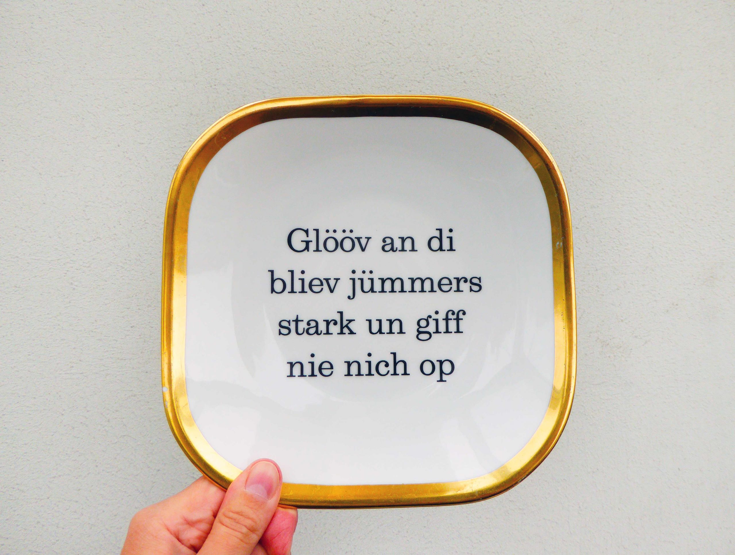 Wandteller Typo Glööv an di vintage Herr Fuchs Teller eckig Gold plattdeutsch 20cm – Bild 2