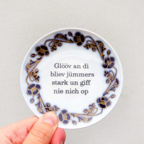 Wandteller Glööv an di Typo Herr Fuchs mini 10cm blau/gold plattdeutsch Blumen plattdeutsch