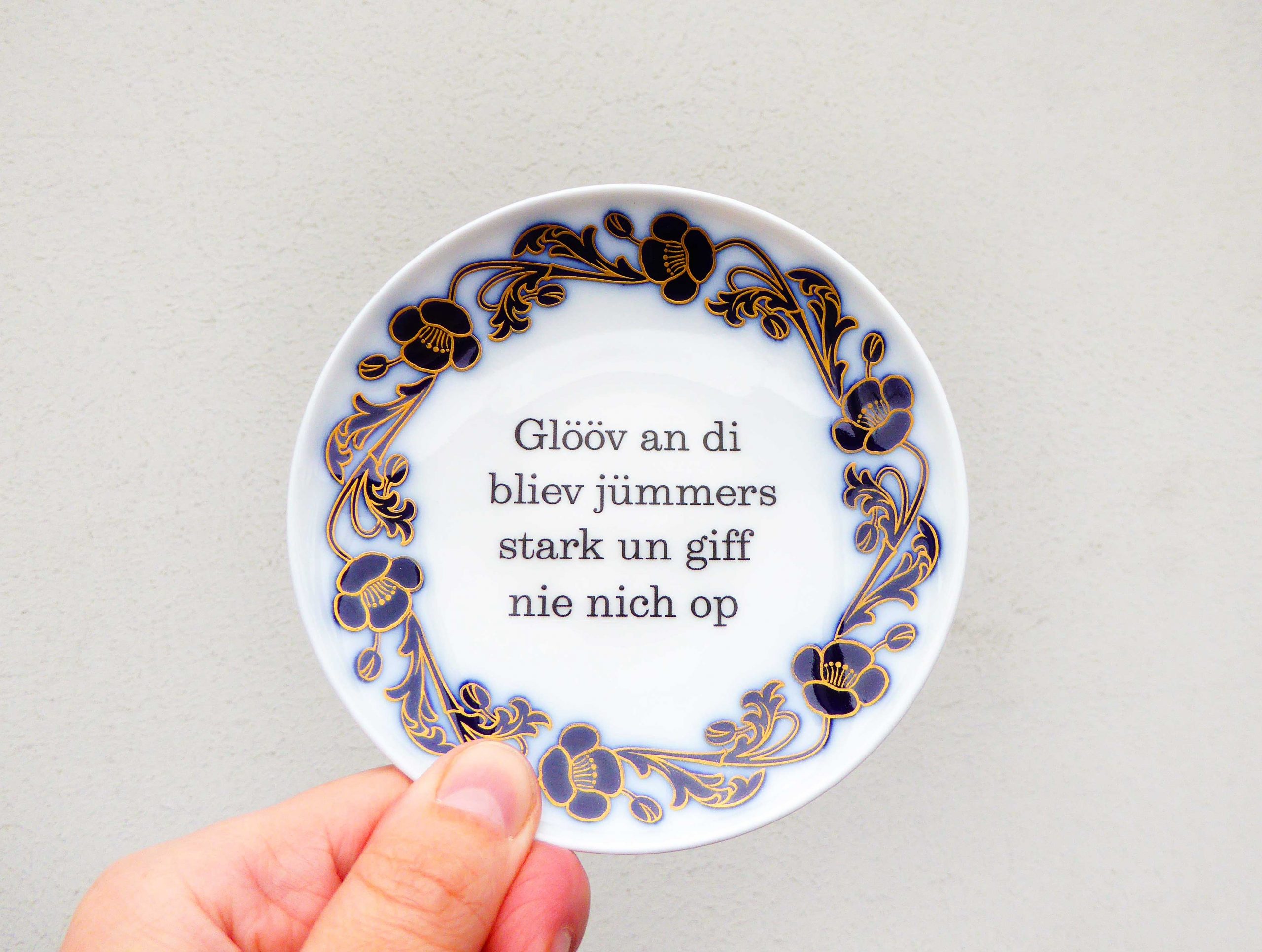 Wandteller Glööv an di Typo Herr Fuchs mini 10cm blau/gold plattdeutsch Blumen plattdeutsch