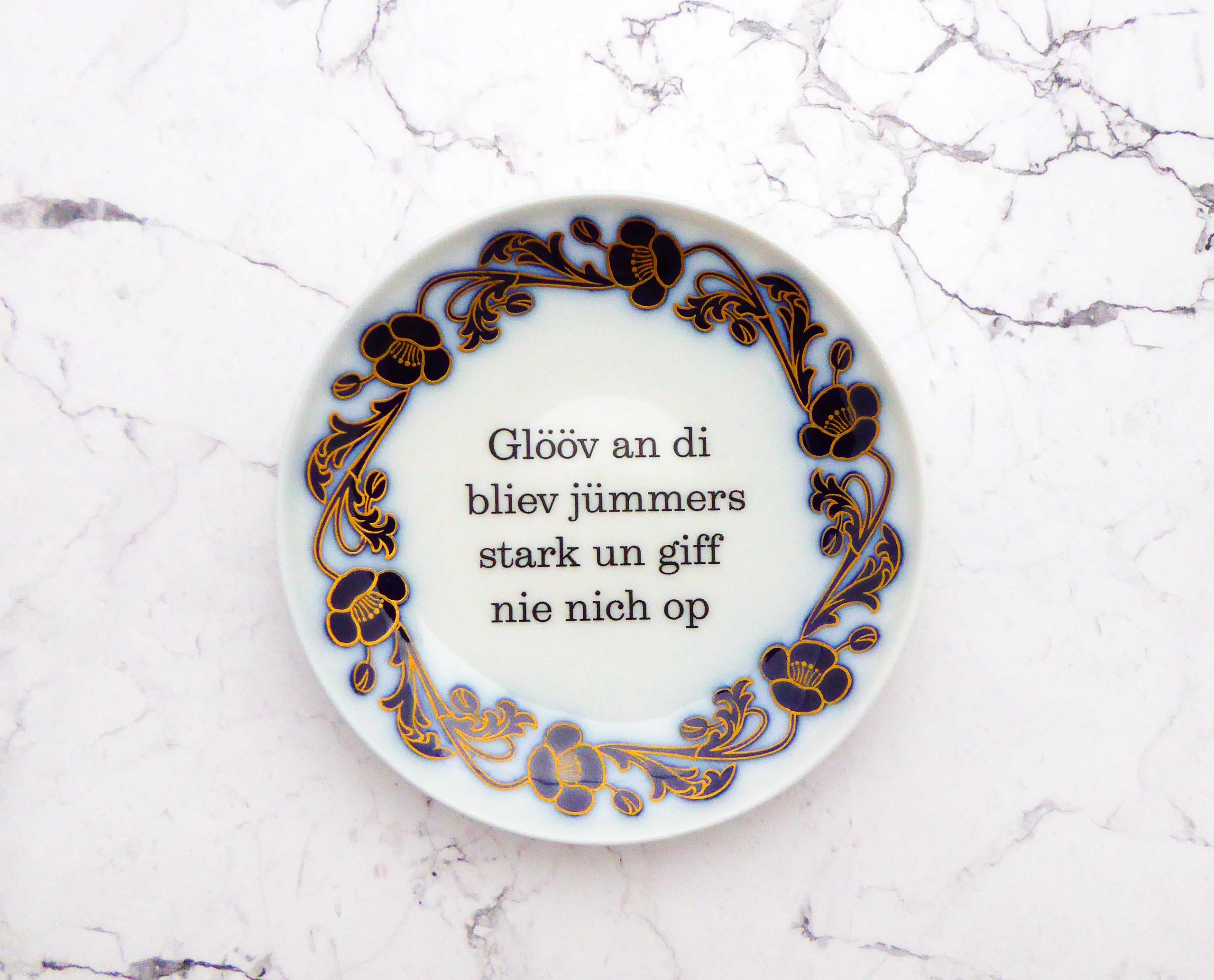 Wandteller Glööv an di Typo Herr Fuchs mini 10cm blau/gold plattdeutsch Blumen plattdeutsch – Bild 3