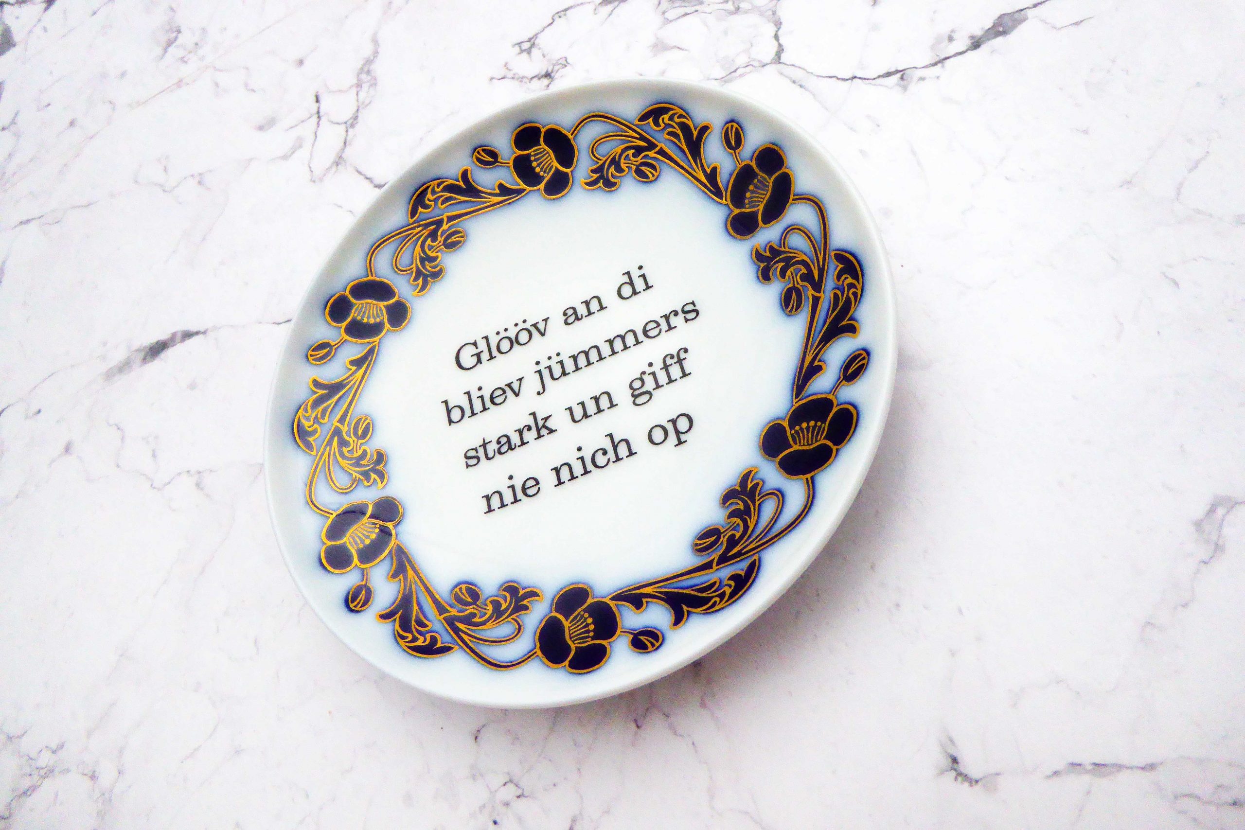 Wandteller Glööv an di Typo Herr Fuchs mini 10cm blau/gold plattdeutsch Blumen plattdeutsch – Bild 2