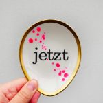 Wandteller jetzt Typo Herr Fuchs mini 11cm neon Punkte Kleckse pink Gold oval