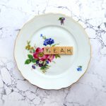 Wandteller Yeah Vintage 19 cm Deko Herr Fuchs Wohnen Gold Bunt Blume Scrabble