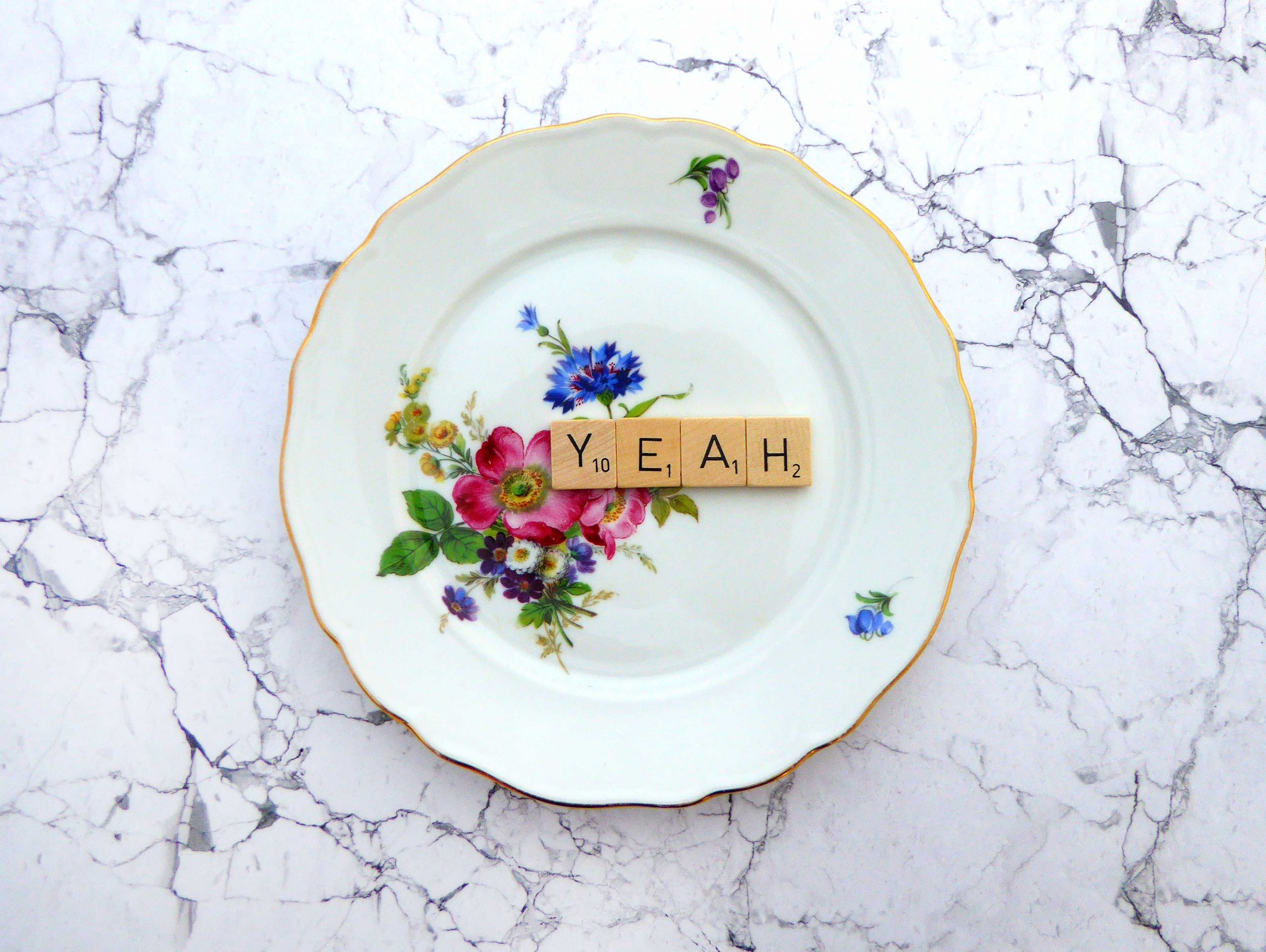 Wandteller Yeah Vintage 19 cm Deko Herr Fuchs Wohnen Gold Bunt Blume Scrabble