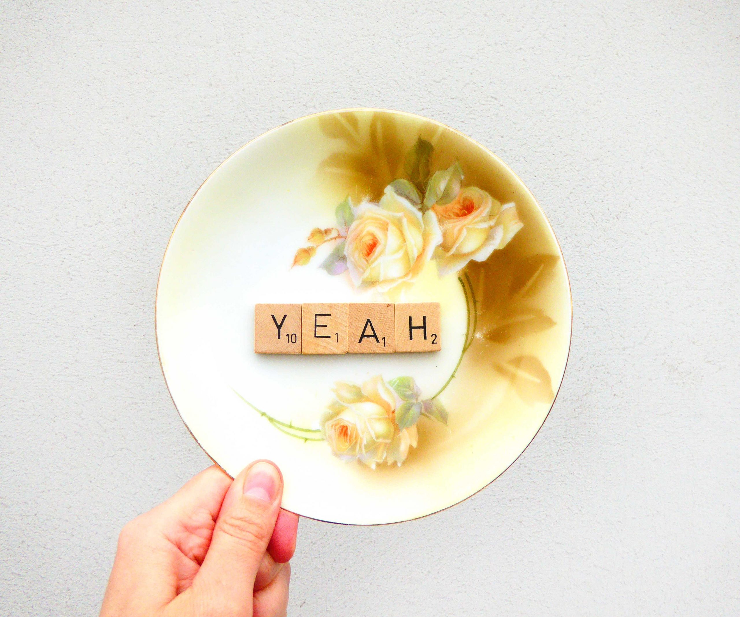 Wandteller Yeah Vintage 17 cm Deko Herr Fuchs Wohnen Gold Gelb Blume Scrabble