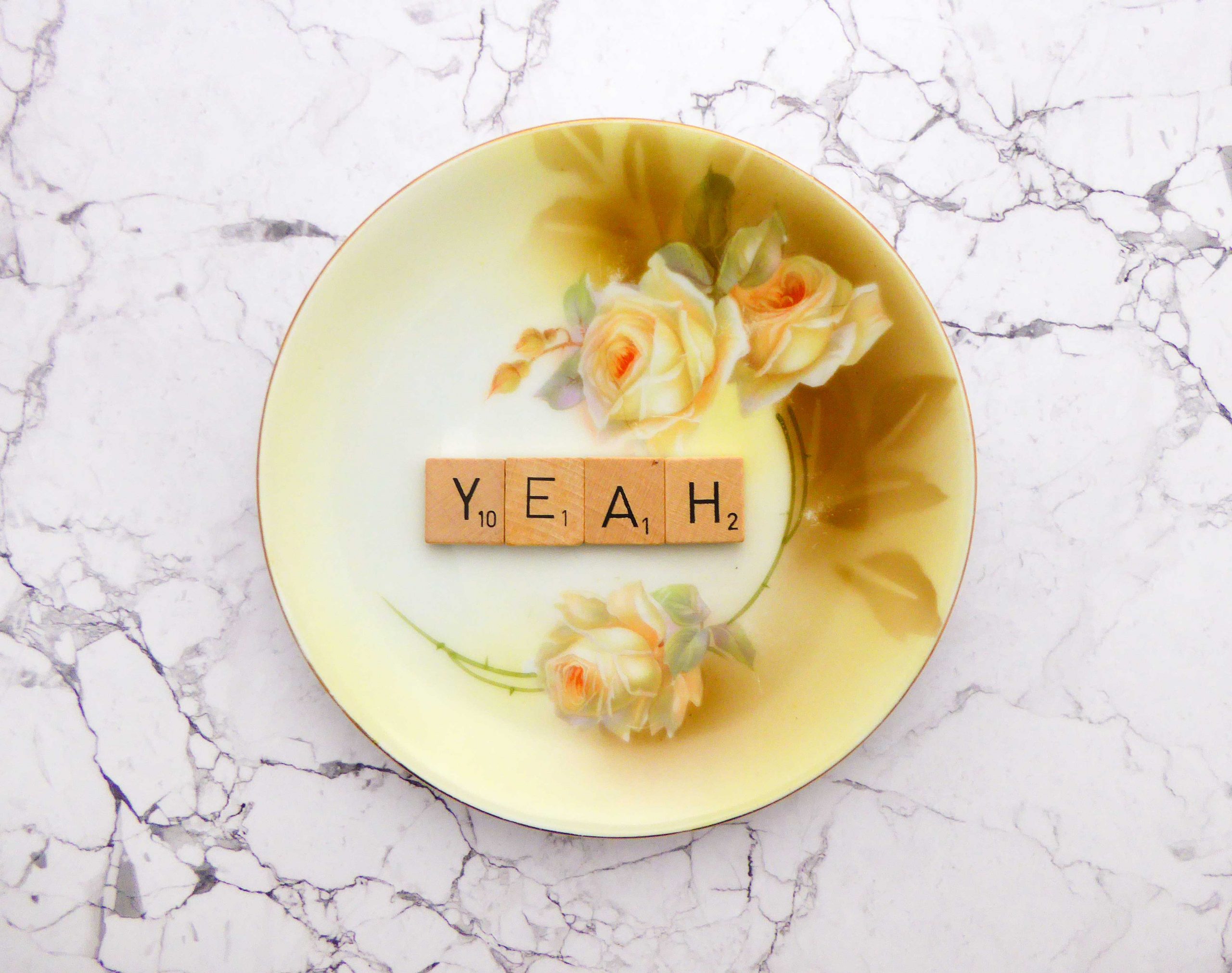 Wandteller Yeah Vintage 17 cm Deko Herr Fuchs Wohnen Gold Gelb Blume Scrabble – Bild 2