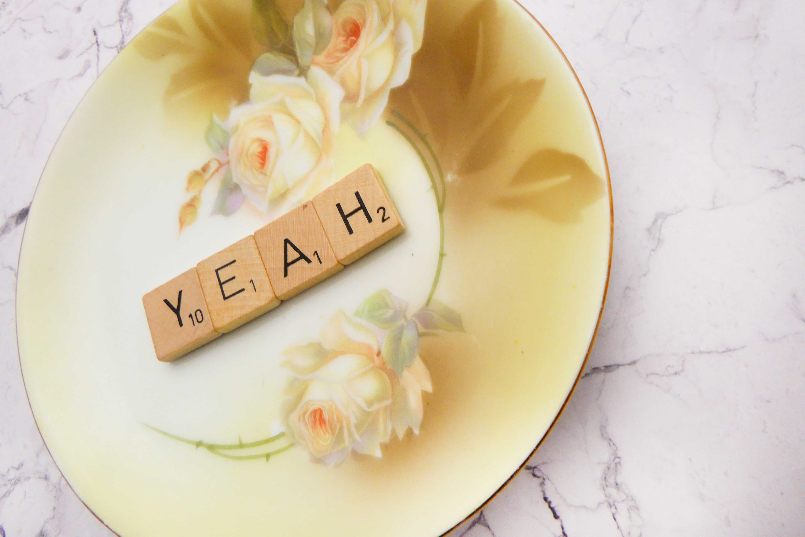 Wandteller Yeah Vintage 17 cm Deko Herr Fuchs Wohnen Gold Gelb Blume Scrabble – Bild 3