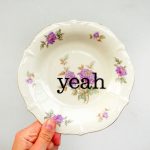 Wandteller yeah Typo Herr Fuchs Blumen gold Unikat 19cm lila vintage