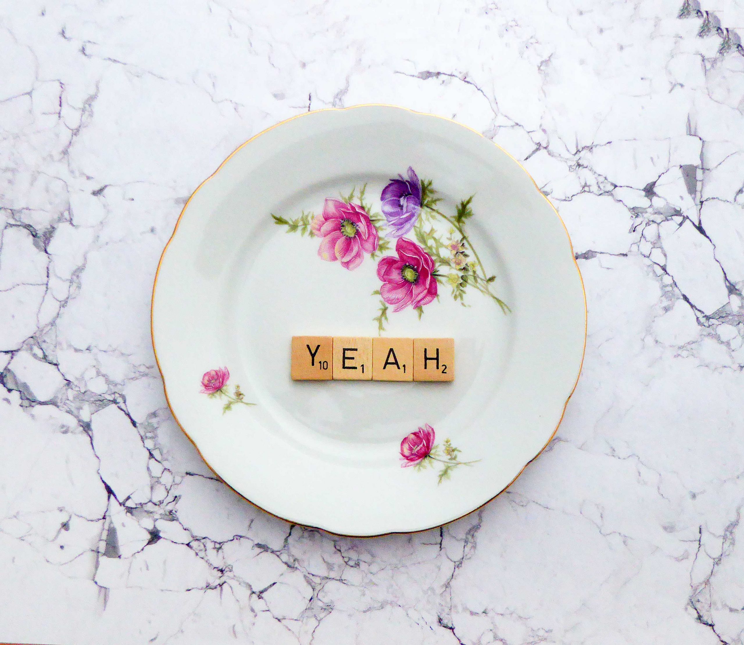 Wandteller Yeah Vintage 19 cm Deko Herr Fuchs Wohnen Gold Rosa/Lila Blumen Scrabble – Bild 2