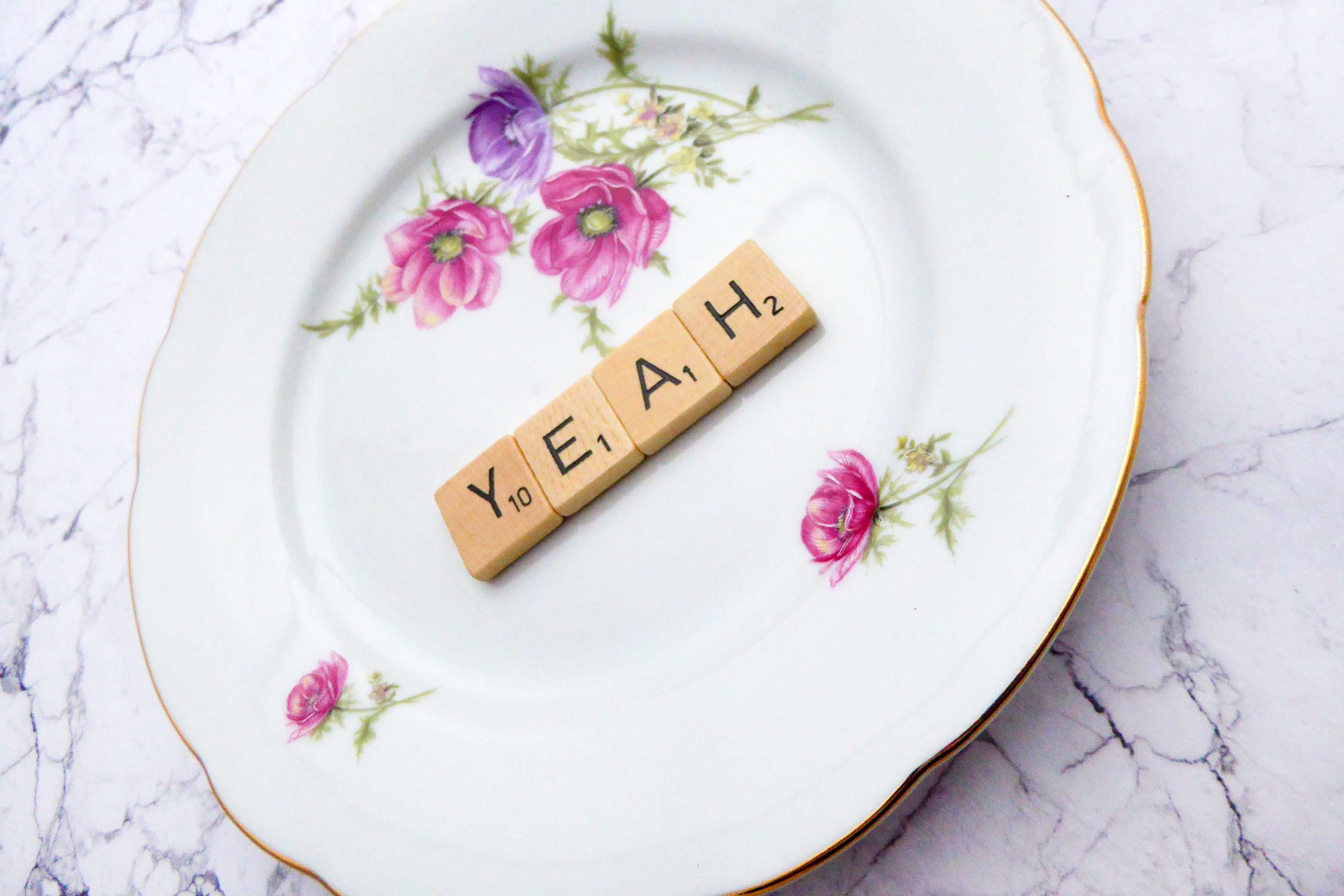 Wandteller Yeah Vintage 19 cm Deko Herr Fuchs Wohnen Gold Rosa/Lila Blumen Scrabble – Bild 3