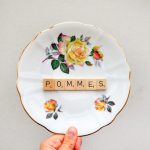 Wandteller Pommes Vintage Deko Wohnen Herr Fuchs 19cm Blumen Scrabble Gold rosa/gelb