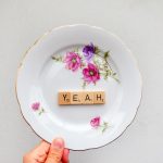 Wandteller Yeah Vintage 19 cm Deko Herr Fuchs Wohnen Gold Rosa/Lila Blumen Scrabble