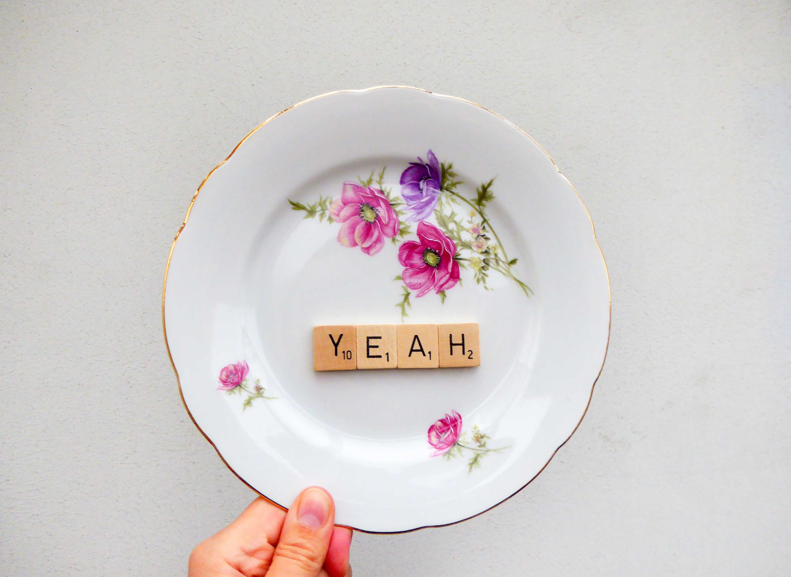 Wandteller Yeah Vintage 19 cm Deko Herr Fuchs Wohnen Gold Rosa/Lila Blumen Scrabble