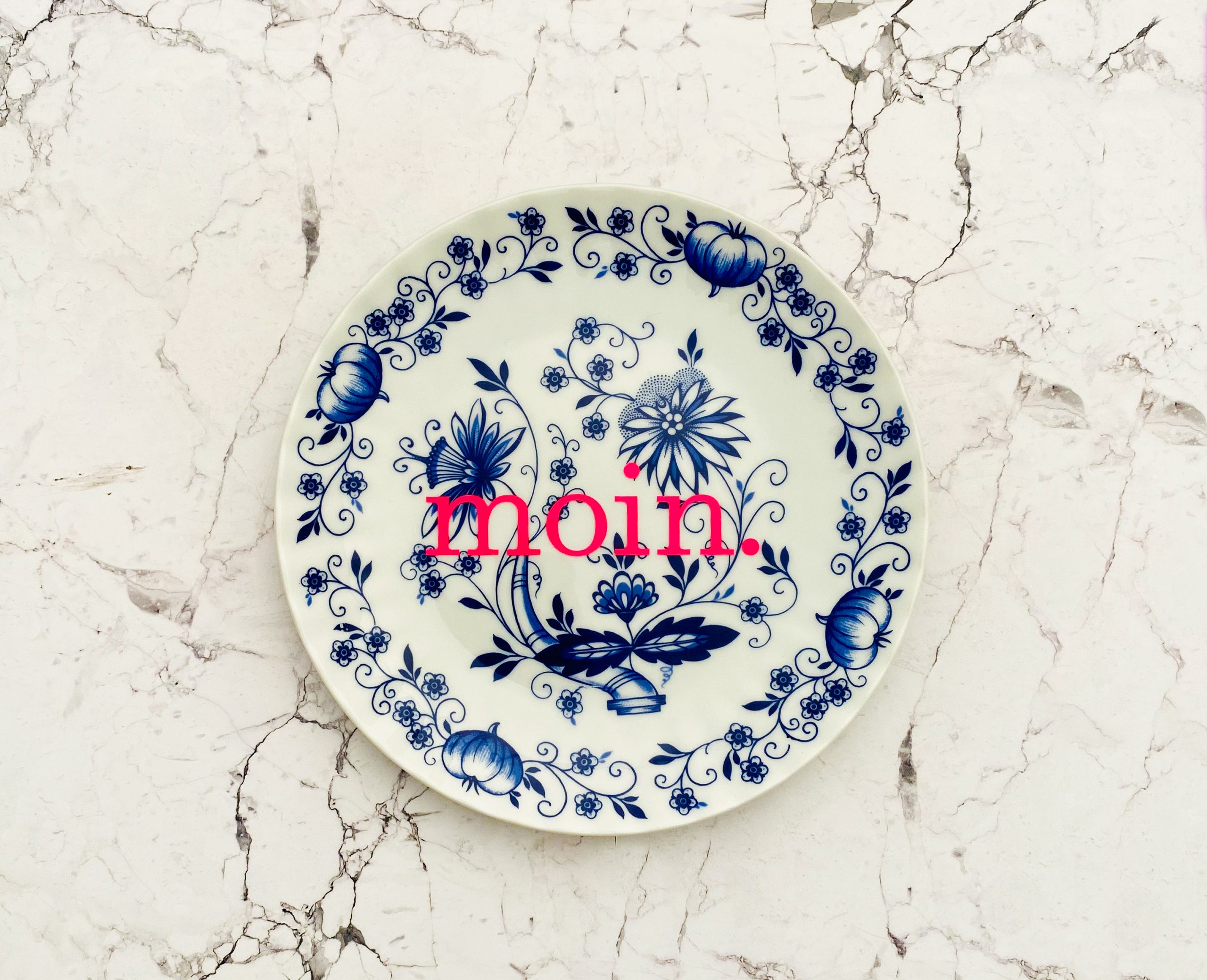 Wandteller Typo moin. vintage Herr Fuchs Teller neonpink blau 19cm Blumen Zwiebelmuster
