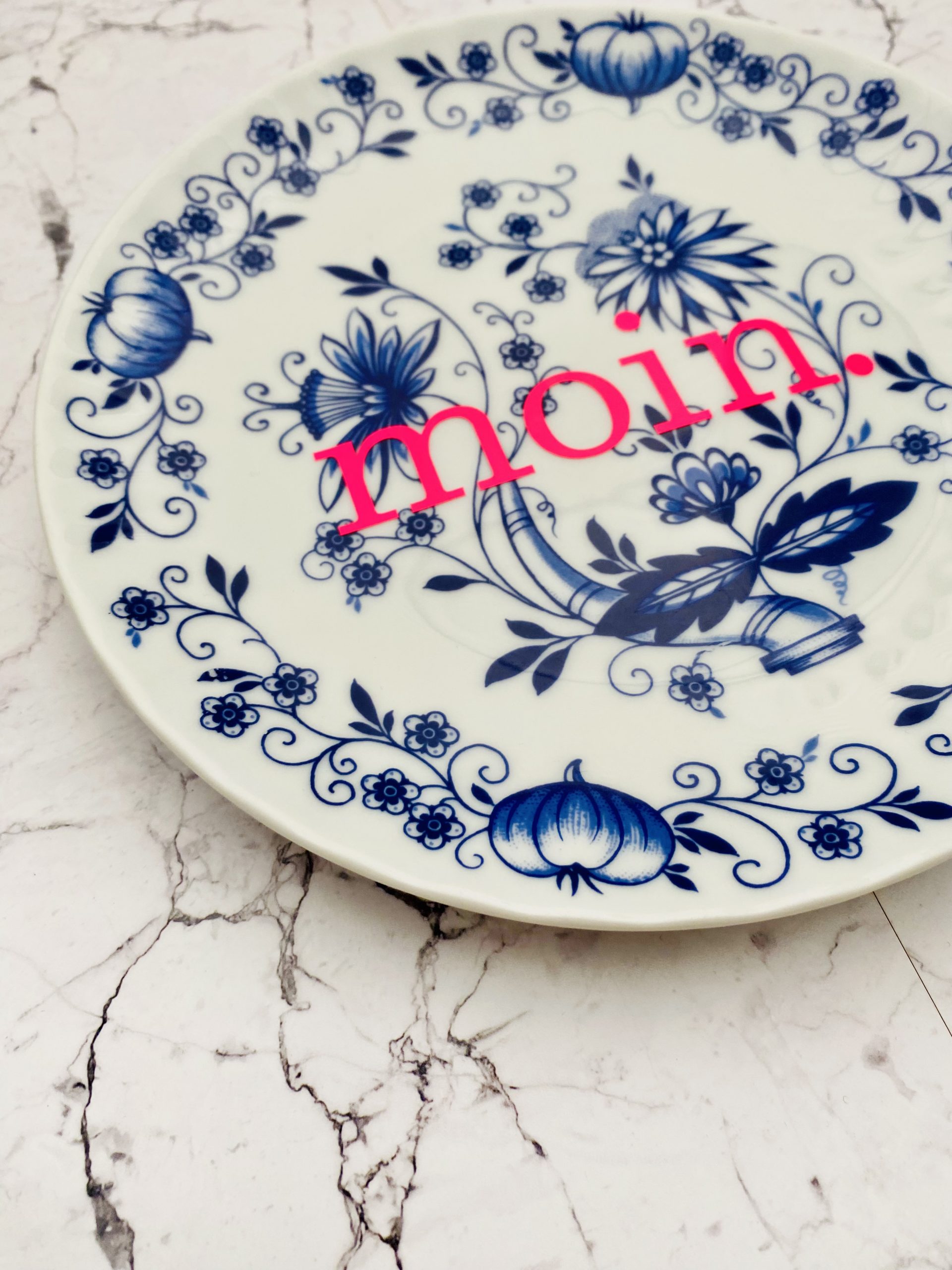 Wandteller Typo moin. vintage Herr Fuchs Teller neonpink blau 19cm Blumen Zwiebelmuster – Bild 2