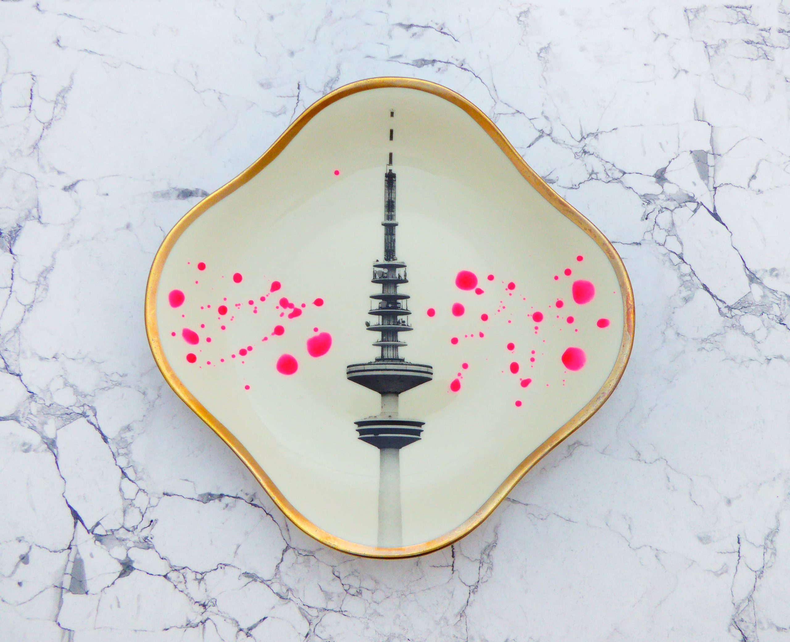 Wandteller Herr Fuchs Hamburger Fernsehturm Gold Muster eckig 19cm neonpink Kleckse