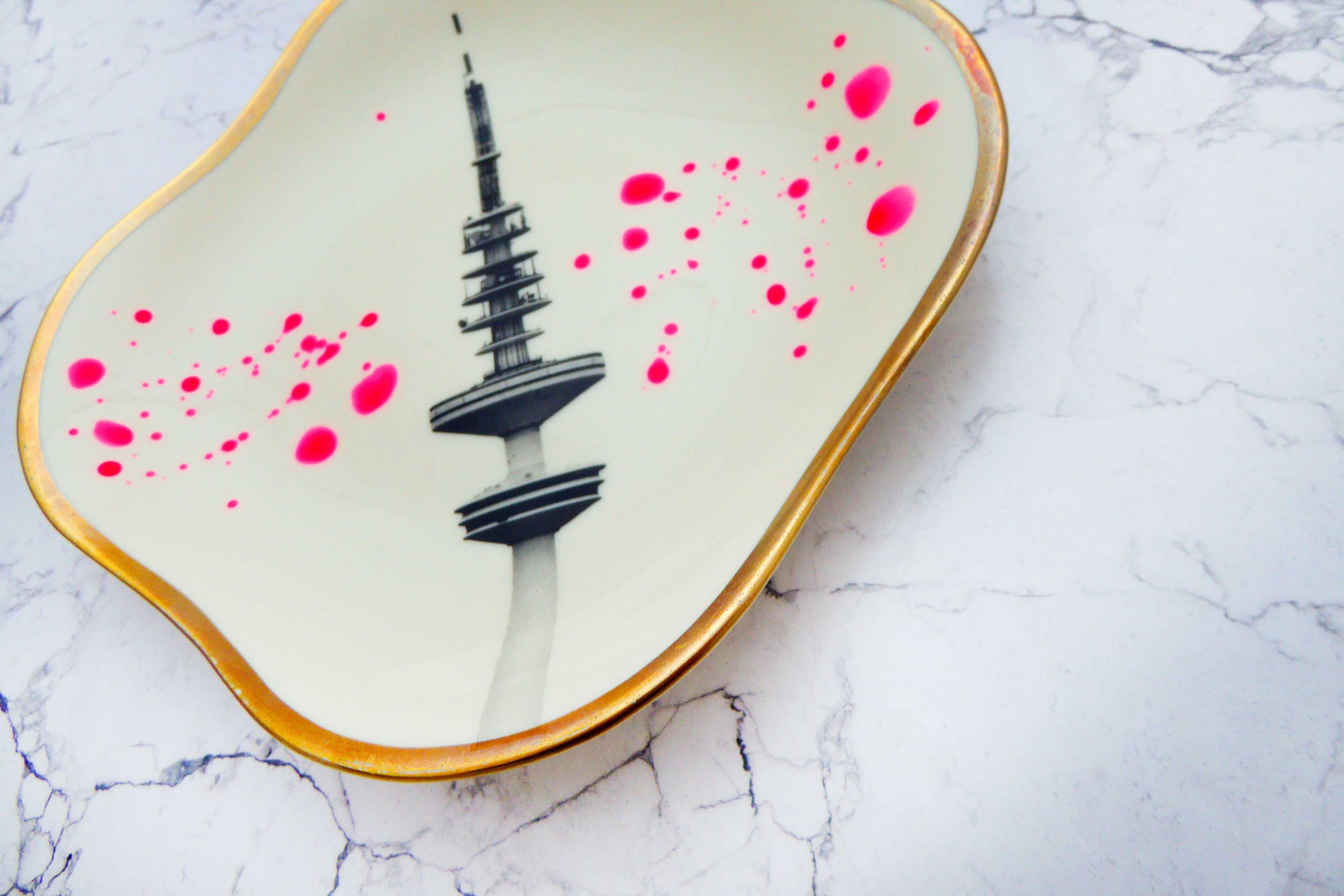 Wandteller Herr Fuchs Hamburger Fernsehturm Gold Muster eckig 19cm neonpink Kleckse – Bild 2