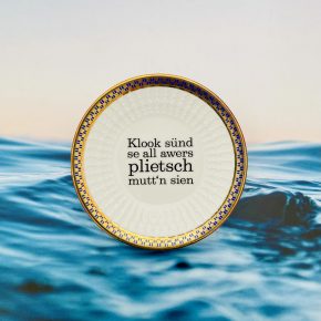 Wandteller plietsch Typo Herr Fuchs mini 11cm gold blau vintage Wohnen plattdeutsch