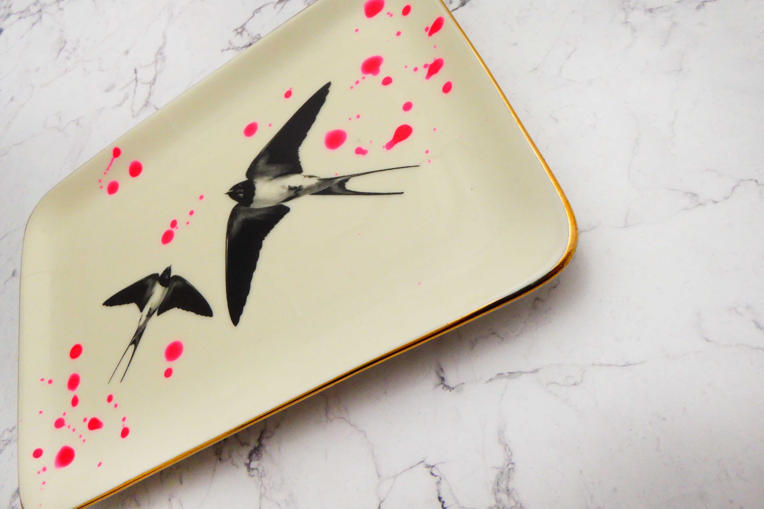 Wandteller Platte Herr Fuchs Schwalbe gold 17cm neonpink Kleckse vintage – Bild 2