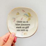 Wandteller Glööv an di Typo Herr Fuchs mini 12cm gold plattdeutsch Blumen eckig