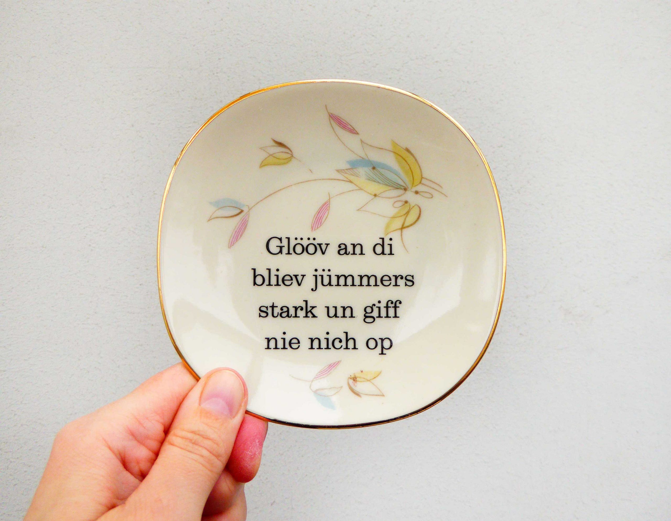 Wandteller Glööv an di Typo Herr Fuchs mini 12cm gold plattdeutsch Blumen eckig