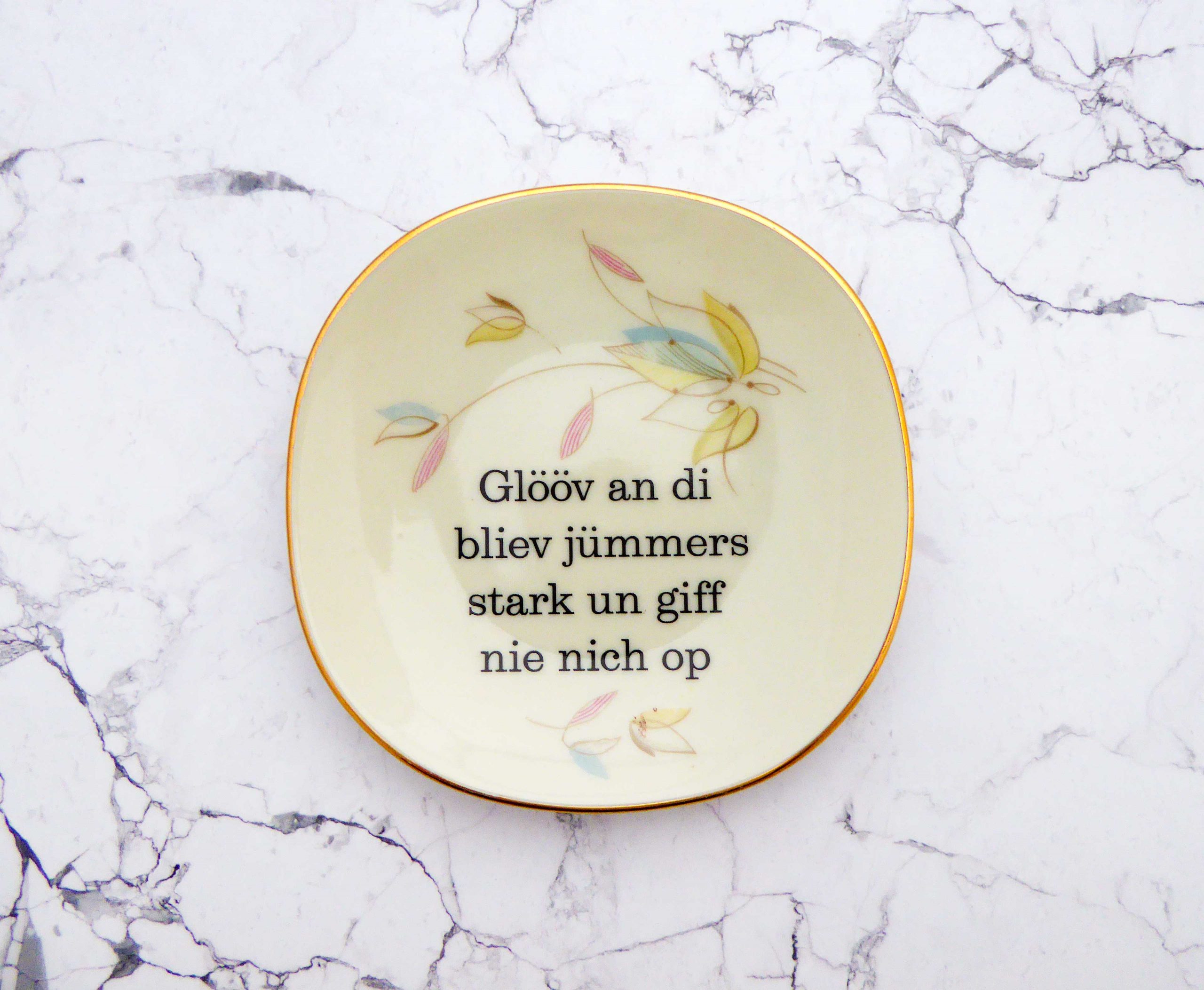 Wandteller Glööv an di Typo Herr Fuchs mini 12cm gold plattdeutsch Blumen eckig – Bild 3