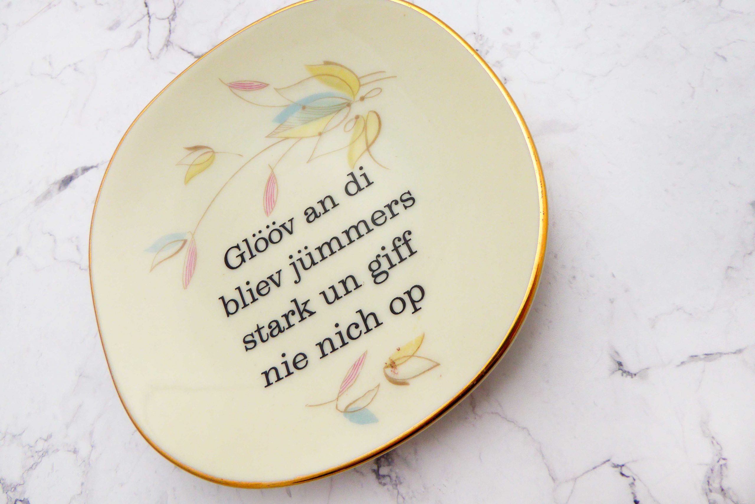 Wandteller Glööv an di Typo Herr Fuchs mini 12cm gold plattdeutsch Blumen eckig – Bild 2