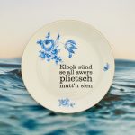 Wandteller Typo plietsch vintage Herr Fuchs Teller Blau/weiß plattdeutsch Blume 19cm