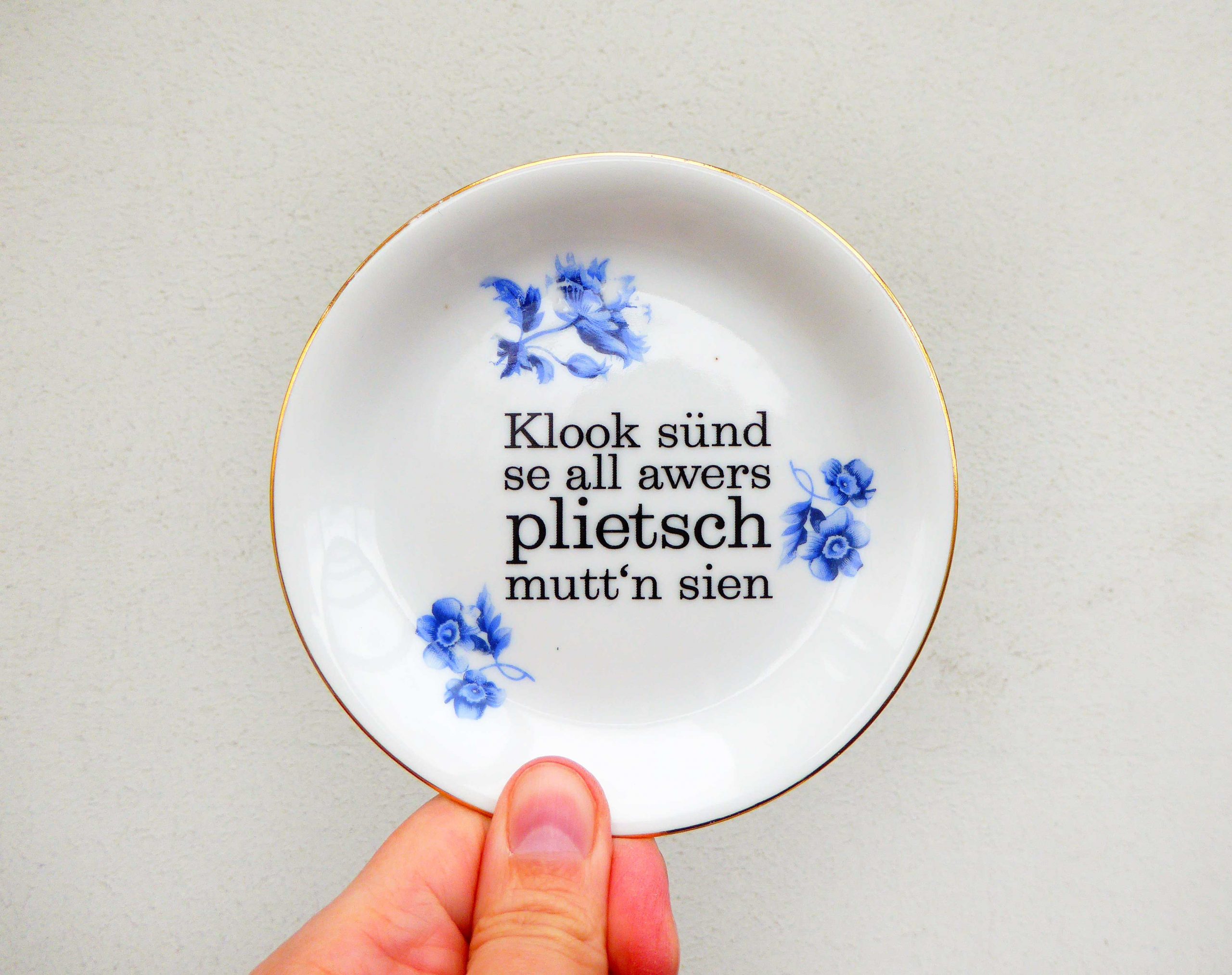 Wandteller plietsch Typo Herr Fuchs mini 11cm gold blau Blume Wohnen plattdeutsch – Bild 3