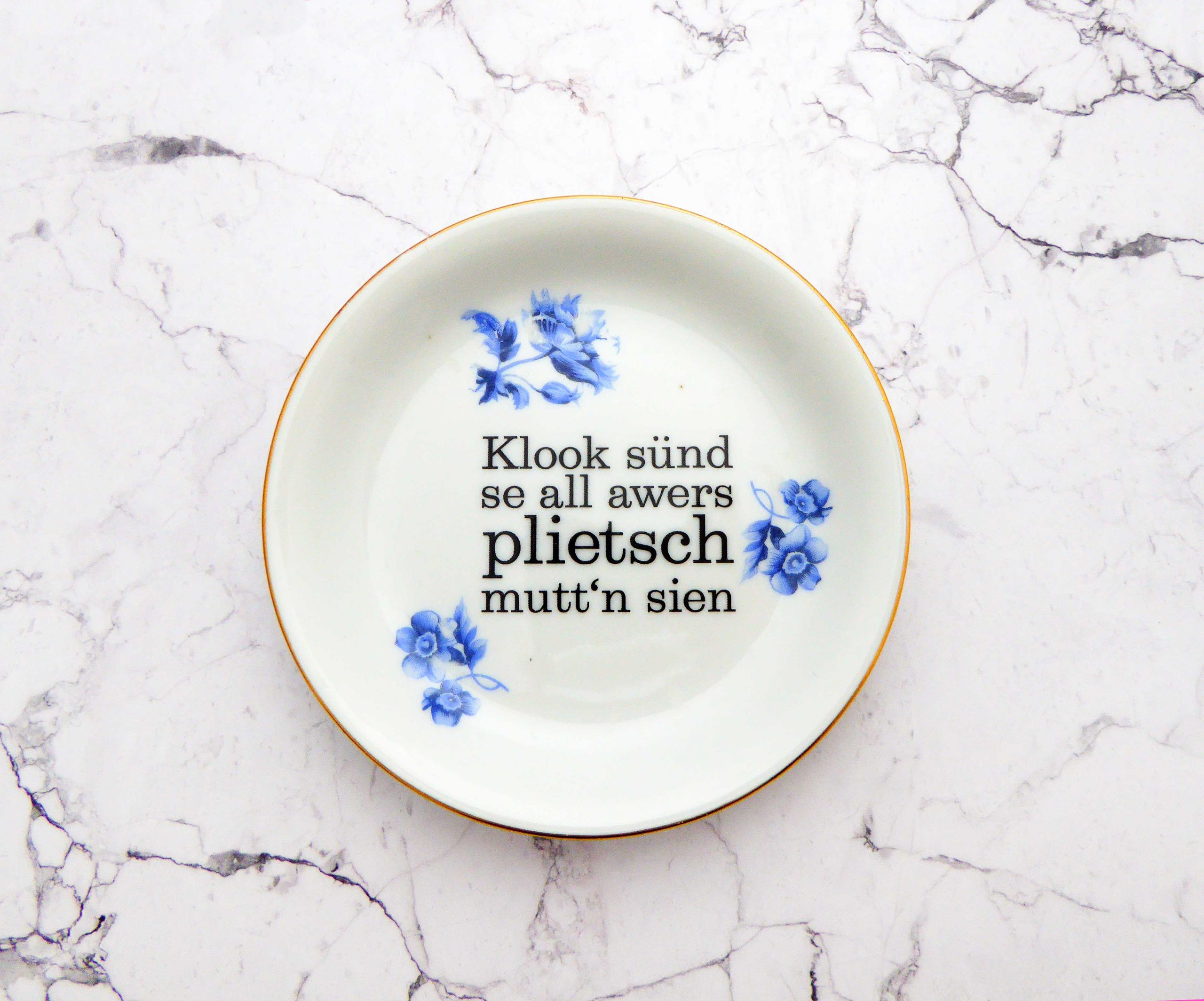 Wandteller plietsch Typo Herr Fuchs mini 11cm gold blau Blume Wohnen plattdeutsch