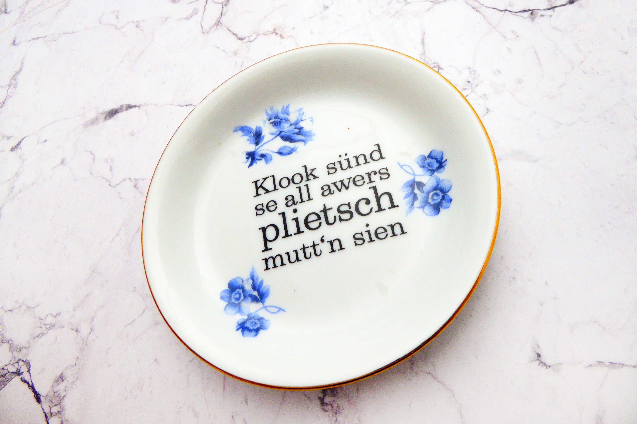 Wandteller plietsch Typo Herr Fuchs mini 11cm gold blau Blume Wohnen plattdeutsch – Bild 2