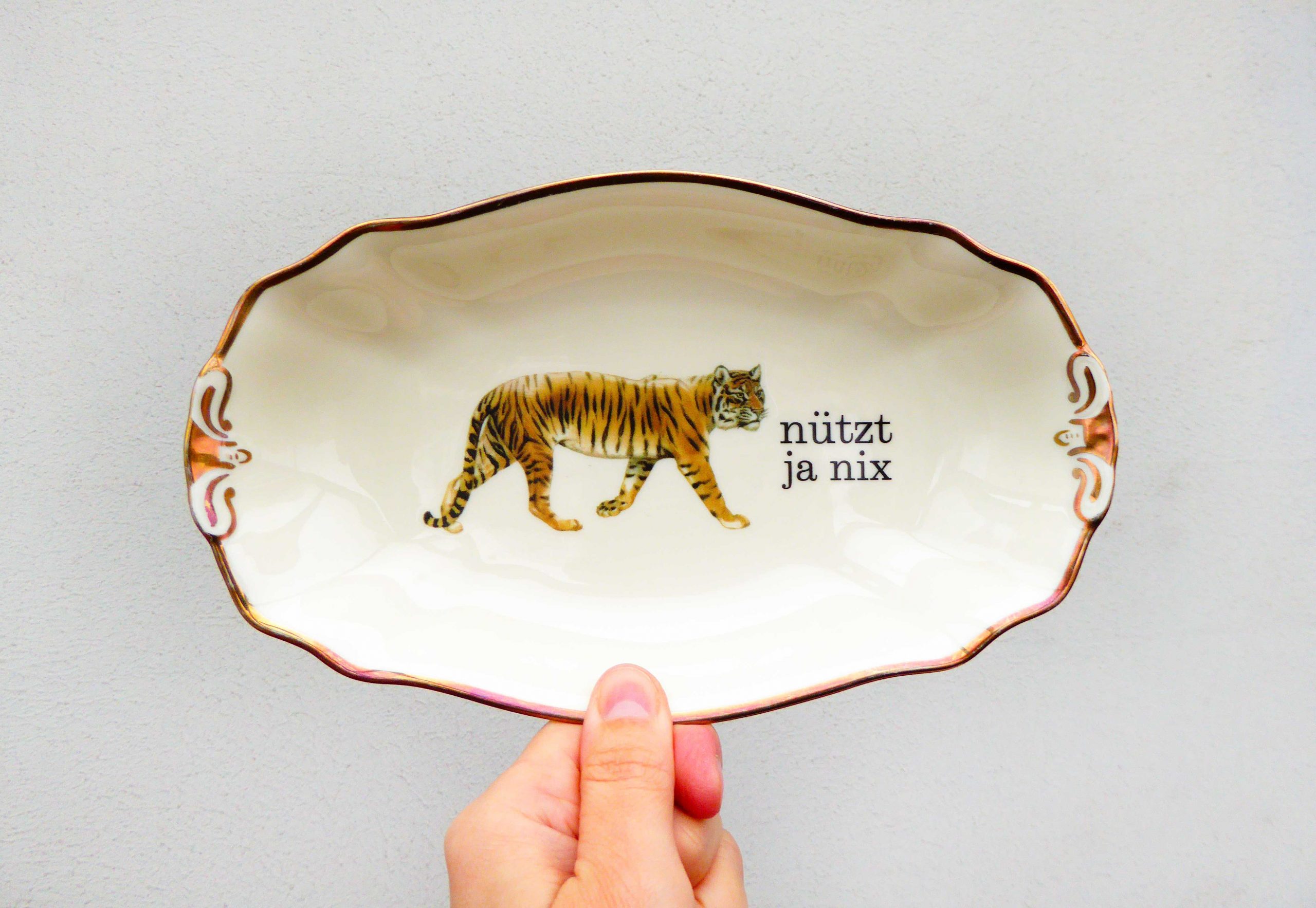 Wandteller Platte Herr Fuchs Typo nützt ja nix 22cm Tiger Gold Bögen Muster vintage