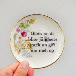 Wandteller Glööv an di Typo Herr Fuchs mini 10cm gold plattdeutsch Blumen Bunt