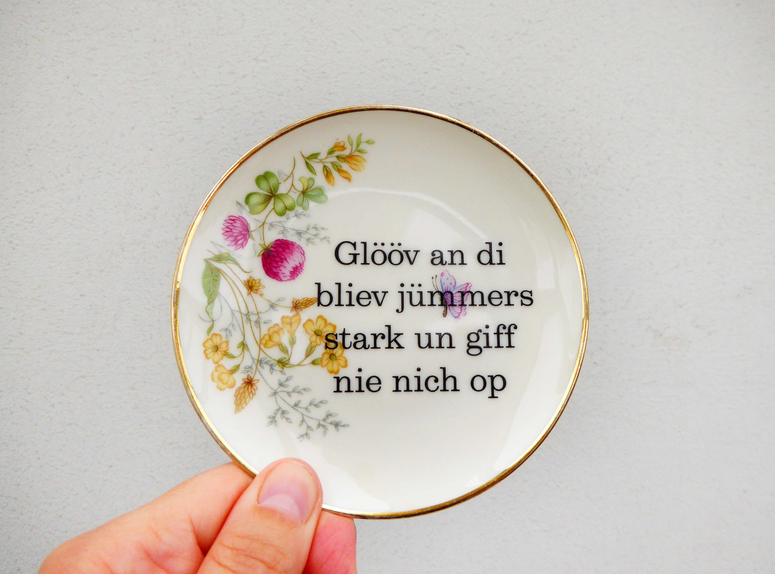 Wandteller Glööv an di Typo Herr Fuchs mini 10cm gold plattdeutsch Blumen Bunt