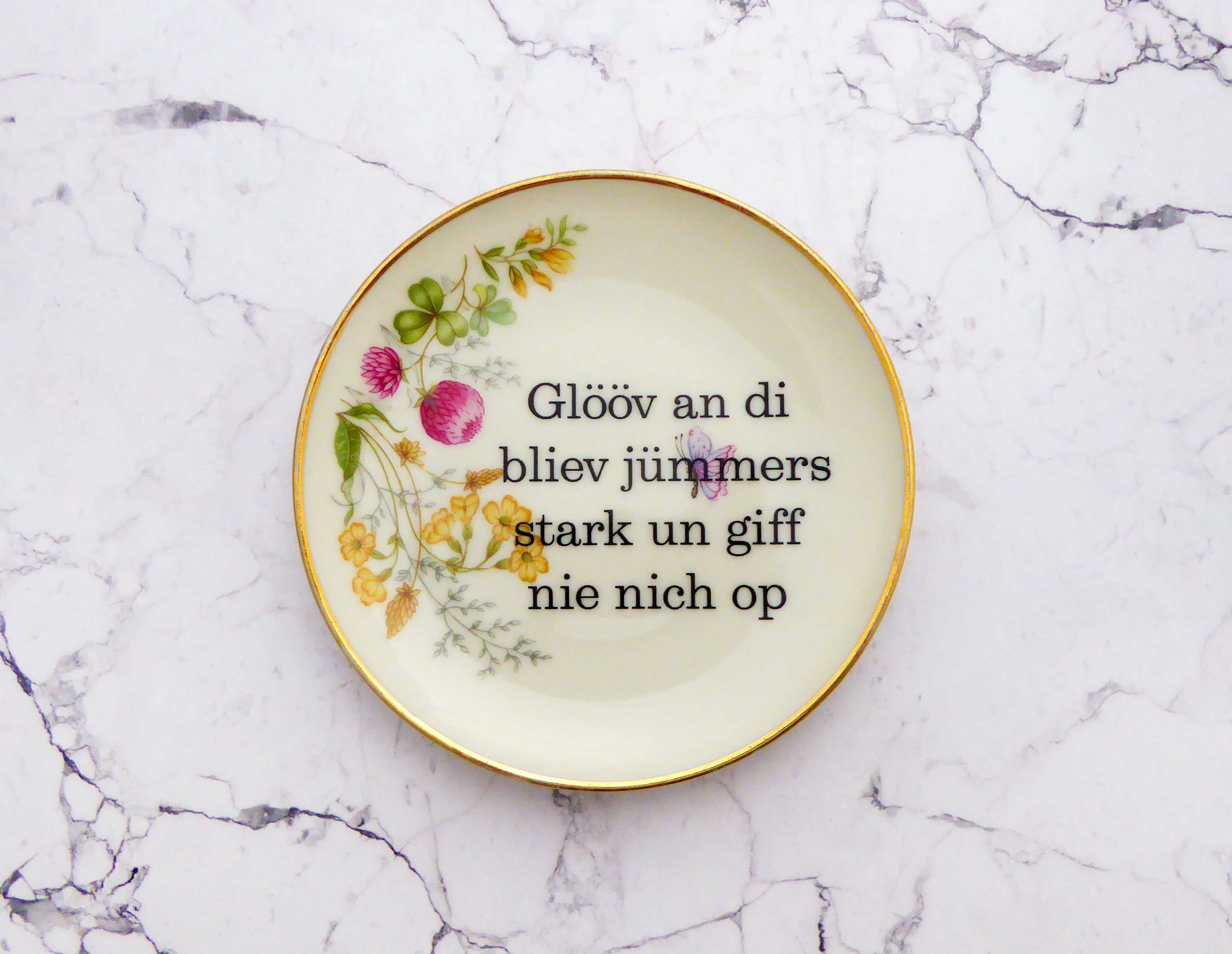 Wandteller Glööv an di Typo Herr Fuchs mini 10cm gold plattdeutsch Blumen Bunt – Bild 2